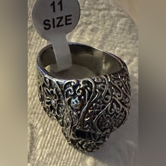 NWOT skull ring in size 11. Intricate designs on the sides. - Picture 4 of 5